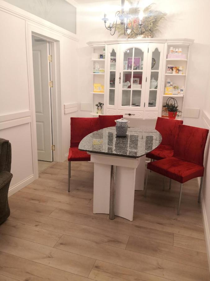 Apartament De Lux White&Red Suceava Exterior photo